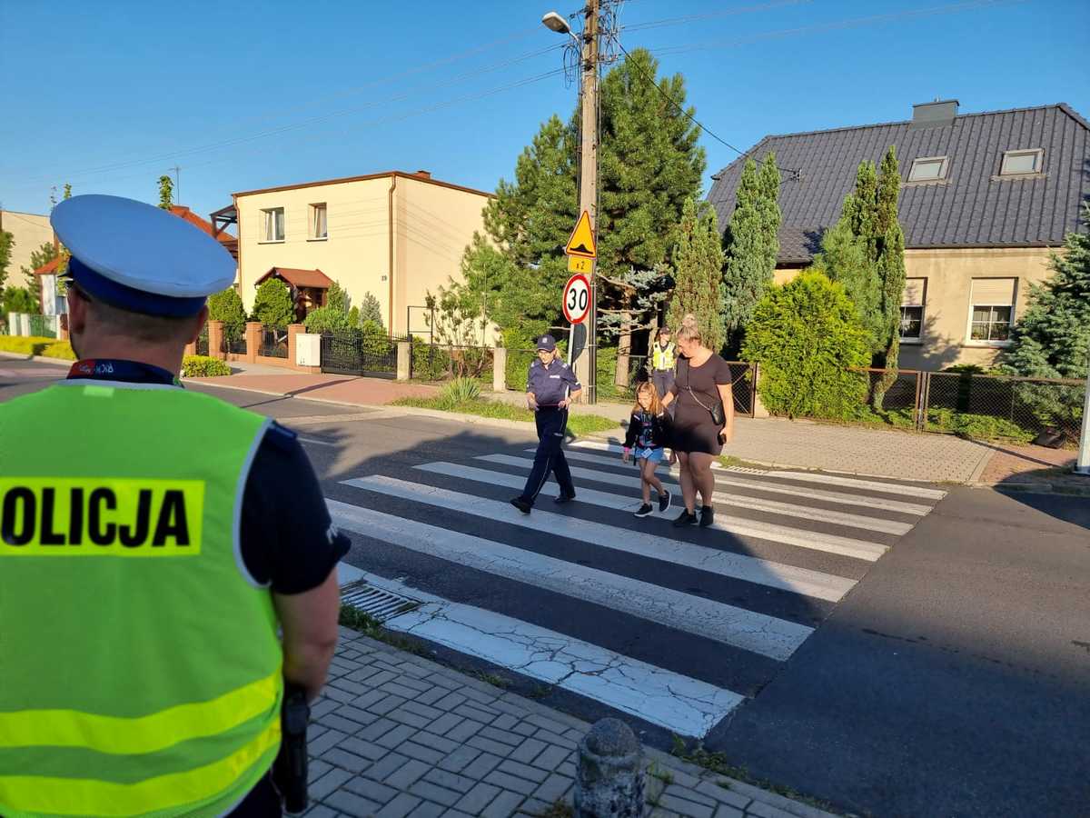 Bezpieczna Droga Do Szkoły. Uczniowie „machają” Kierowcom - Aktualności ...